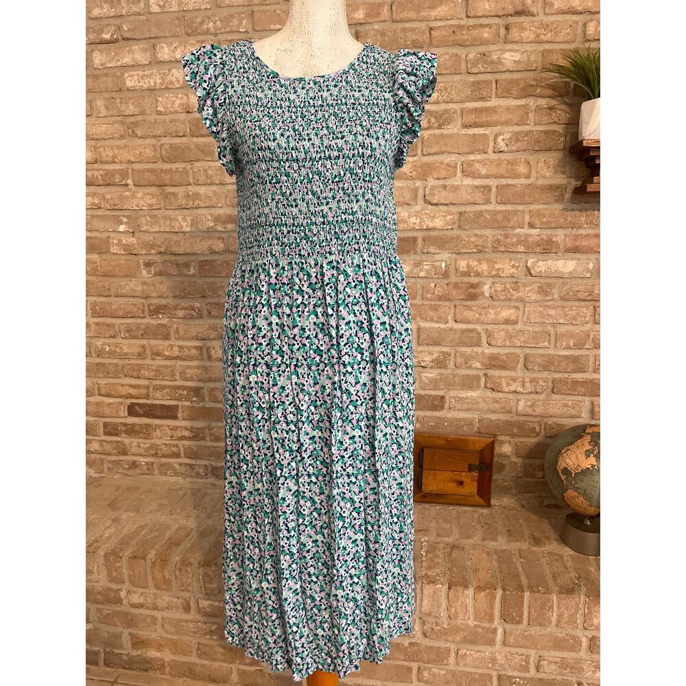 Floral flowy stretchy flutter sleeve dress. Sz M